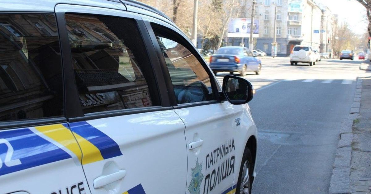 Спешили на срочный вызов: в Киеве автомобиль патрульной полиции сбил мотоциклиста