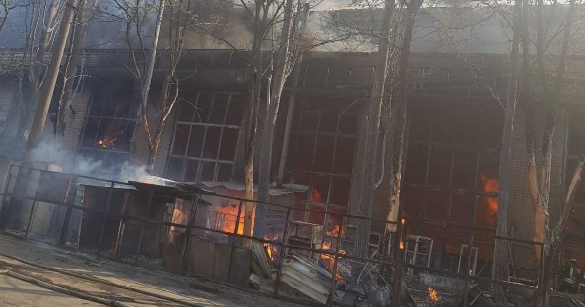 Масштабна пожежа у Києві: полум’я охопило склади з лакофарбовими матеріалами
