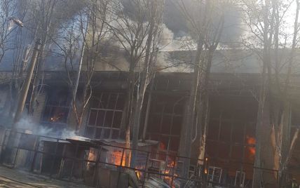 Масштабна пожежа у Києві: полум’я охопило склади з лакофарбовими матеріалами