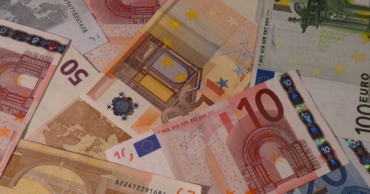 Во Львове у доктора наук в пиццерии украли валюты на 300 тысяч гривен