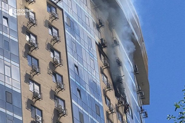 В Одессе после попадания беспилотника в многоэтажку возник пожар. / © Суспільне