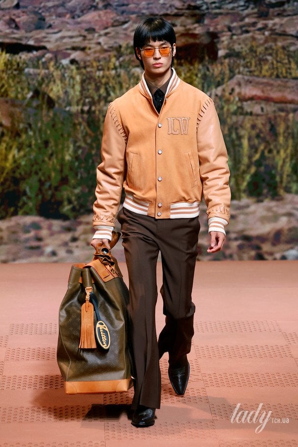 Модель демонструє сумку під час показу Louis Vuitton осінь-зима 2024-2025 у межах Тижня моди в Парижі / © Getty Images