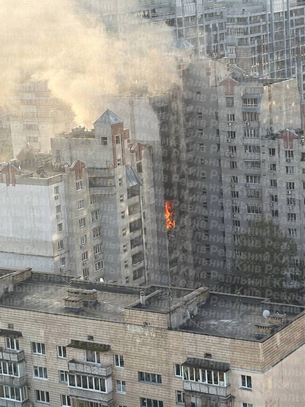 Пошкоджена висотка в Києві.