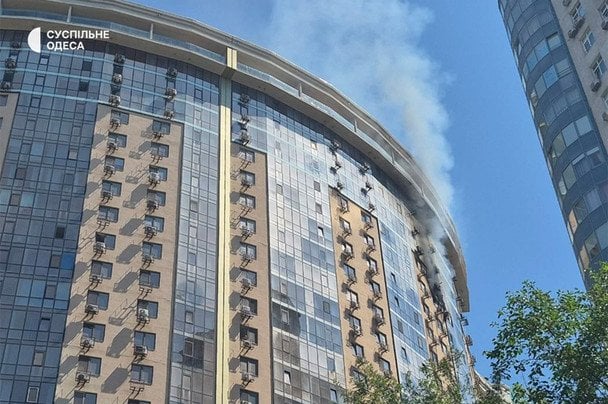В Одессе после попадания беспилотника в многоэтажку возник пожар. / © Суспільне