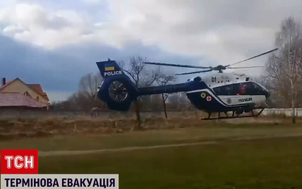 Тяжелобольную 6-летнюю девочку с пороком сердца вертолетом доставили во Львов из Ровенщины: видео