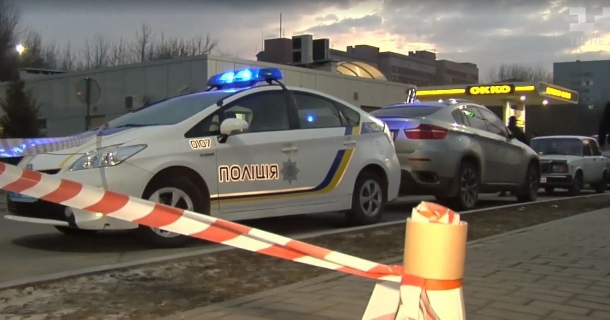 В Ровно полиция сутки блокировала подозрительный джип на заправке