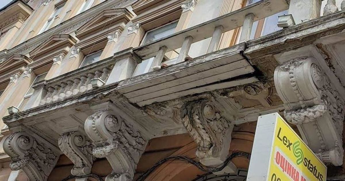 "Відреставрований" дошками балкон у Чернівцях та чоловік, який злітає на парасолі. Тренди Мережі