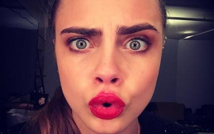 Новый флешмоб в Instagram: зачем звезды размазывают помаду