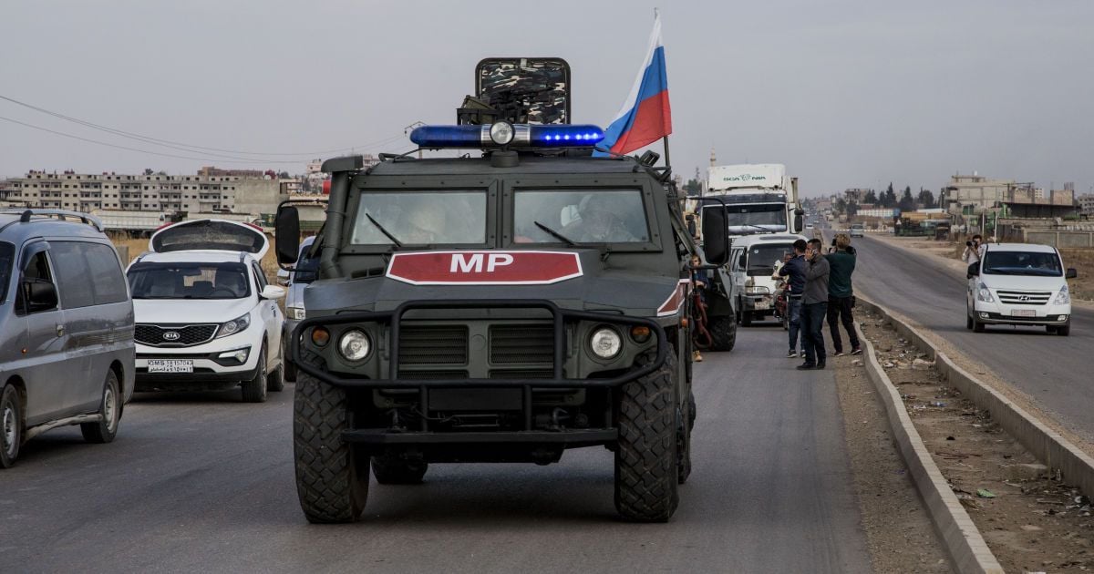 Російські пропагандисти зняли показове відео, як військові РФ займають опорник американців у Сирії