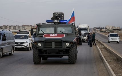 "Машина побита, мы идем". В Сирии колонну с российскими военными снова забросали камнями