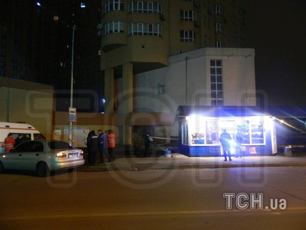 Чечтов выпрыгнул с 17 этажа и разбился возле своего дома неподалеку от автобусной остановки / © Фото Ольги Василевской