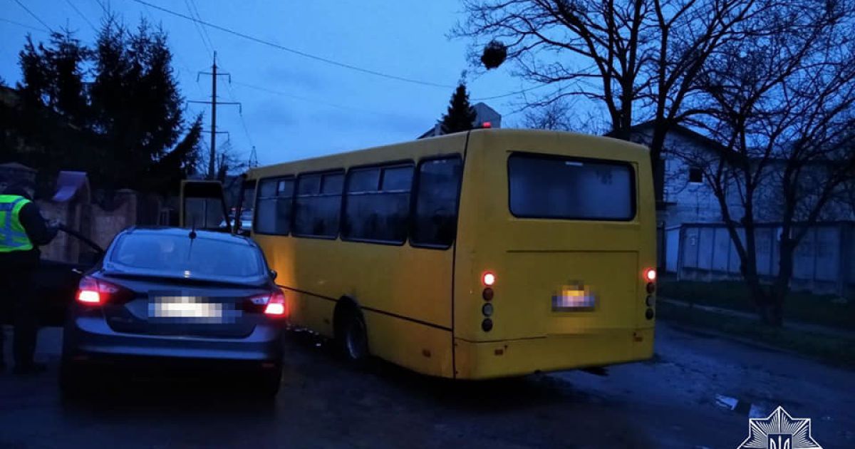 Заблокував і чекав на поліцію: у Львові маршрутник допоміг затримати нетверезого водія без посвідчення