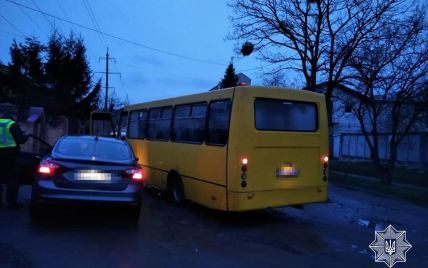 Заблокував і чекав на поліцію: у Львові маршрутник допоміг затримати нетверезого водія без посвідчення