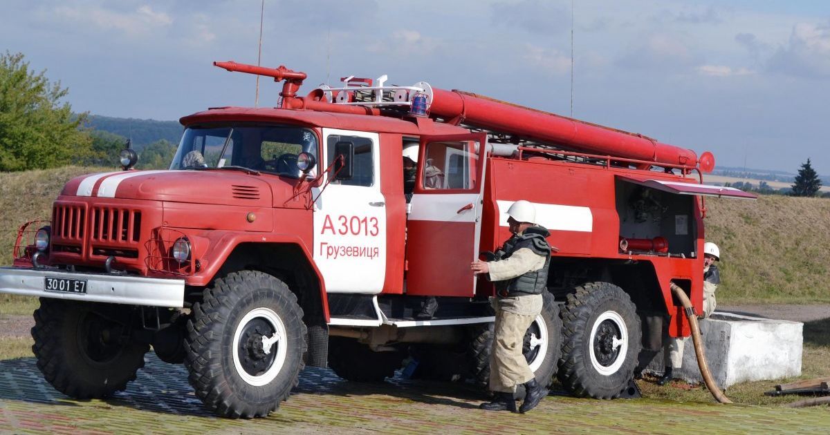 Під Харковом спалахнула велика пожежа: з'явилося відео