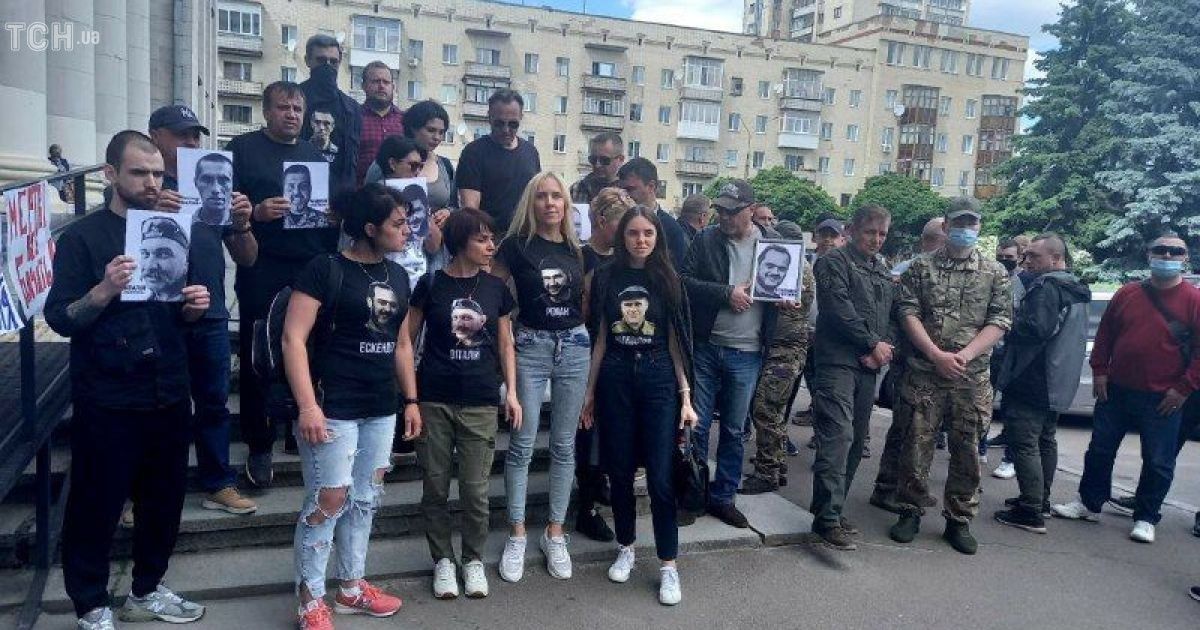 Массовый расстрел под Житомиром: жены на суд пришли в футболках с фото погибших, а военные со свечами (фото)