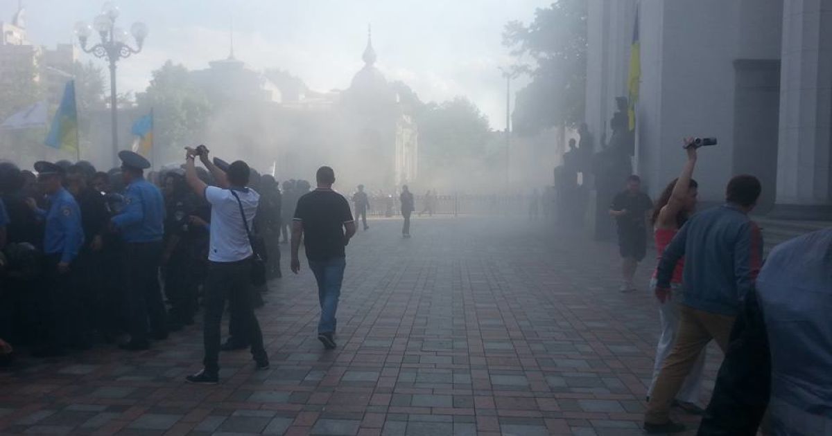 Під Верховною Радою запалили шини / © Фото Ірини Маркевич/ТСН