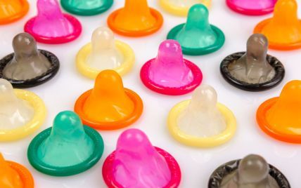 Гирлянды из контрацептивов: в Киеве инсталляцией отметили Международный день презерватива