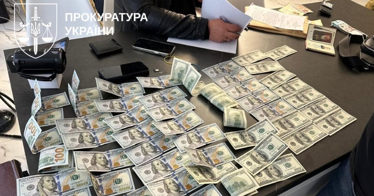 Знайдені під час обшуків у поліції гроші