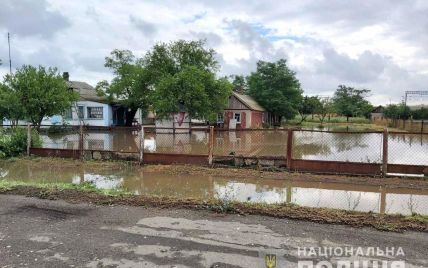 Мощный ливень затопил село в Херсонской области: в воде дворы и дома людей