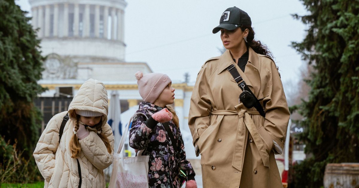 Настя Каменских с детьми в приюте для животных
