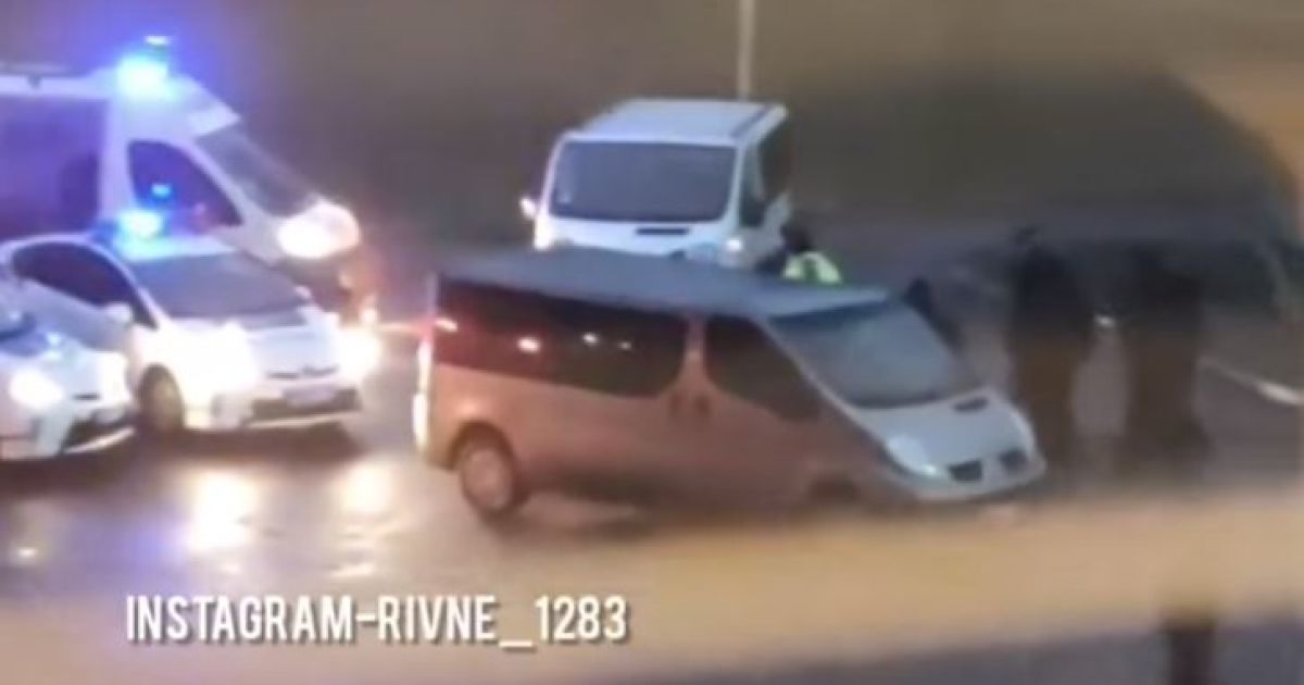 В Ровно перед входом в школу машина сбила ребенка