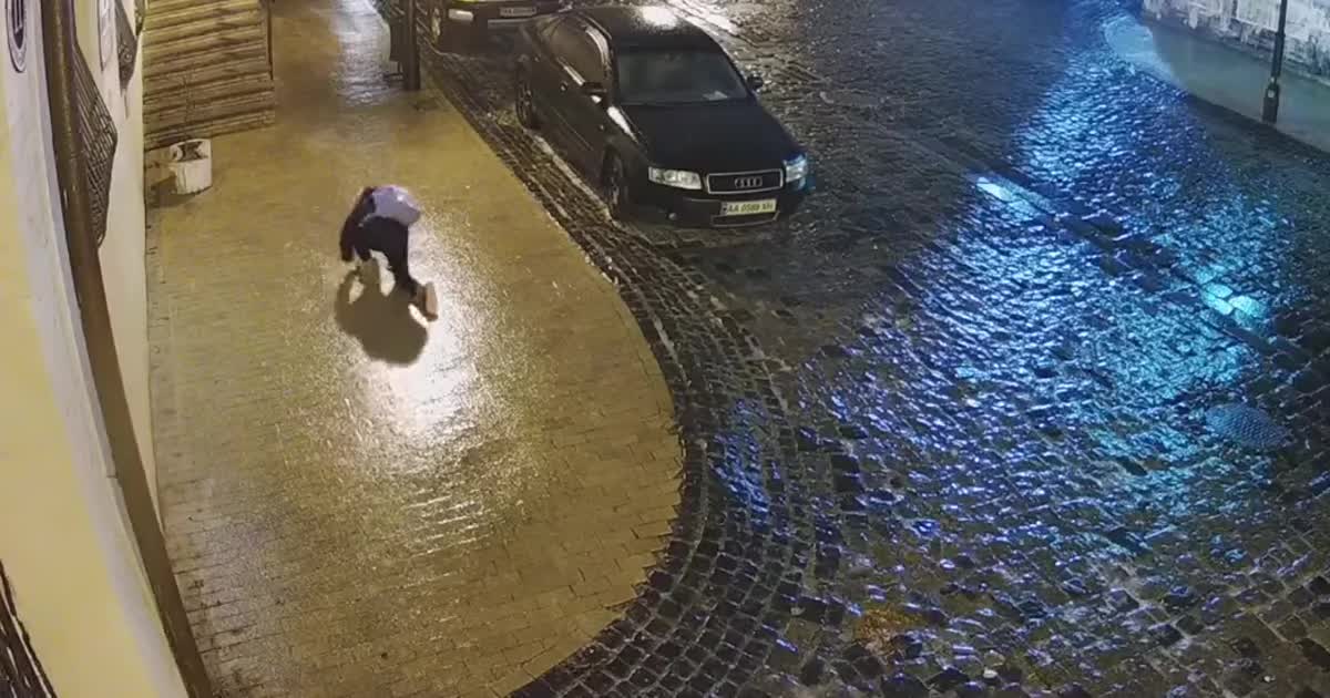 Слизький Київ: добірка кумедних і небезпечних відео із вкритих кригою вулиць столиці