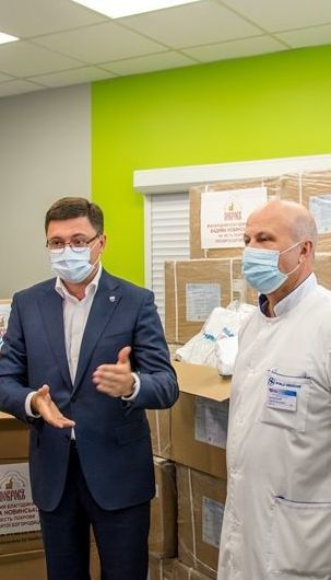 Фонд Новинского передал Мариуполю два ИВЛ и средства защиты для медиков