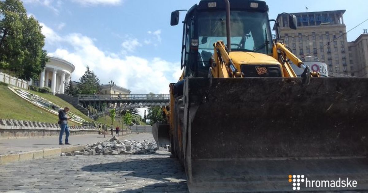 У Києві на Інститутській знімають бруківку. Це загрожує слідству в справі Майдану