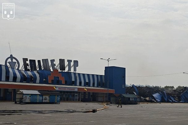 Знищено ТЦ «Епіцентр» у Сумах. / © Telegram начальника Сумської МВА Сергія Кривошеєнка