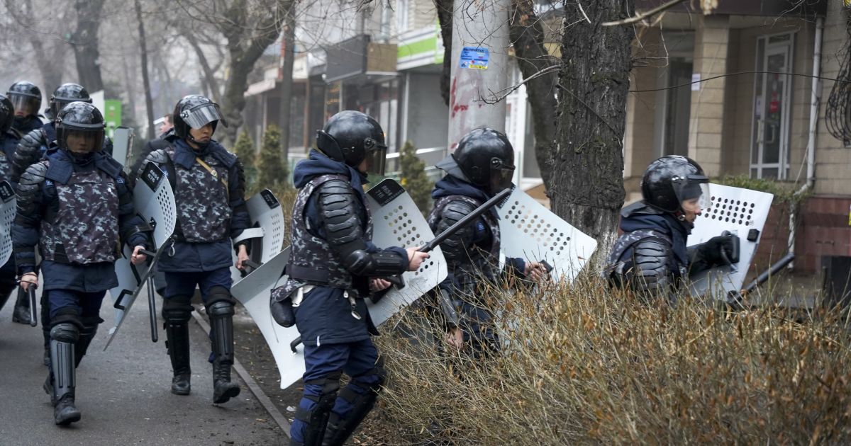 Обезглавлены тела и сотни пострадавших правоохранителей: в Казахстане продолжаются массовые протесты