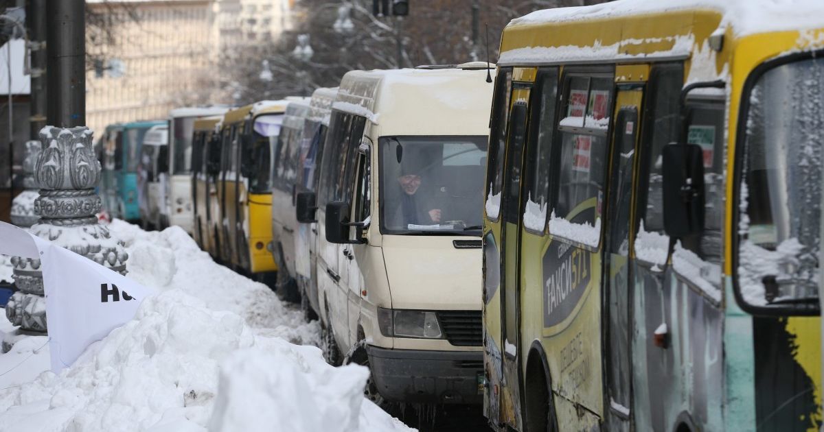 "Не надо было столько рожать": в Киеве водитель маршрутки выгнал из салона пенсионера с внуками