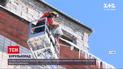 Новини України: у Києві під час збивання бурульок покрівельники пошкодили людям кондиціонери