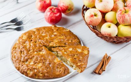 Заливной яблочный пирог: простой рецепт