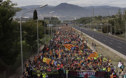 Протести в Барселоні. В Каталонії оголосили загальну забастовку, а Пучдемон здався прокуратурі