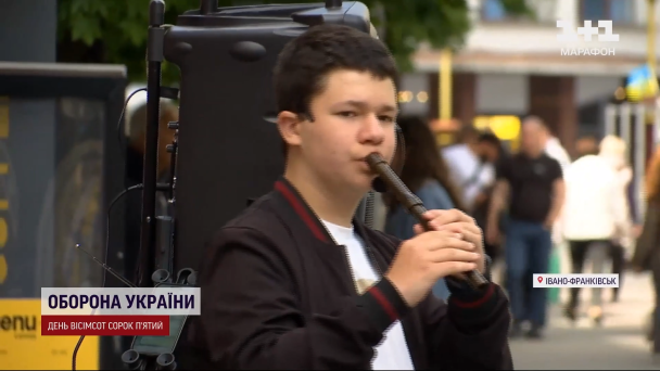 Парень играет в Ивано-Франковске