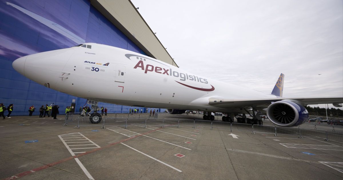Знаменитий Boeing 747 зняли з виробництва: літаку влаштували прощання, на яке завітав Траволта (фото)