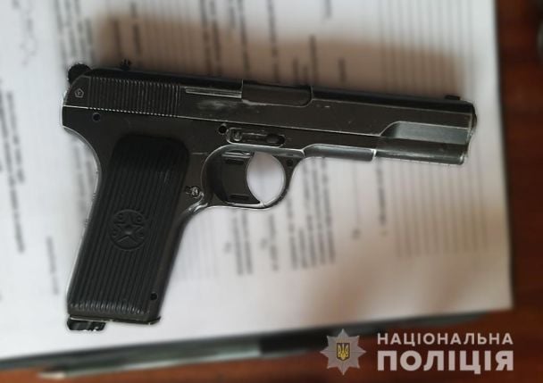 В Одесской области женщина ранила собственную дочь из пневматического оружия, отпугивая воробьев