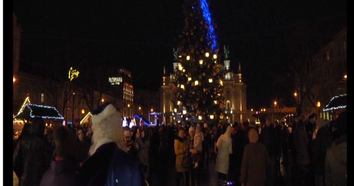 Во Львове торжественно открыли 20-метровую новогоднюю елку