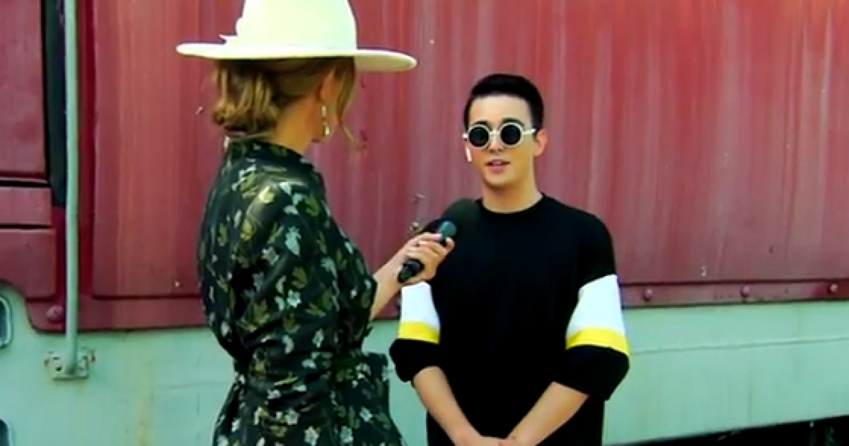 MELOVIN вспомнил, как его снимала на телефон проводница, пока он спал