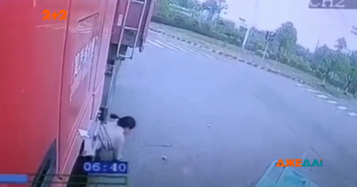 В китайской провинции Аньохой трое на трицикле влетели под грузовик