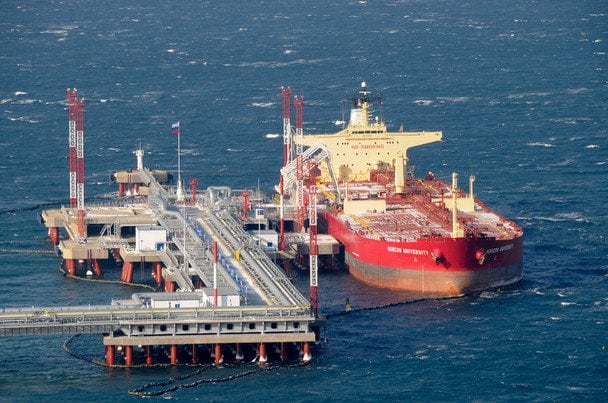 Удар по главному нефтяному терминалу РФ стал катастрофическим для Кремля: потеряна половина экспорта