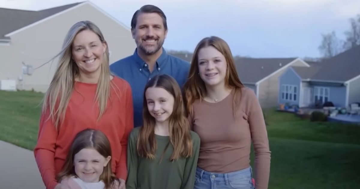 Політик із "сім'єю" / Фото: Derrick Anderson for VA