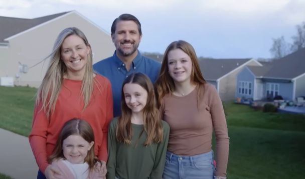 Політик із "сім'єю" / Фото: Derrick Anderson for VA