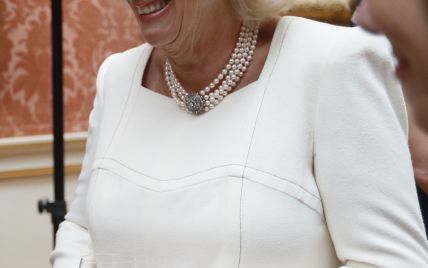 Вся в белом: 69-летняя герцогиня Корнуольская Камилла продемонстрировала эффектный образ