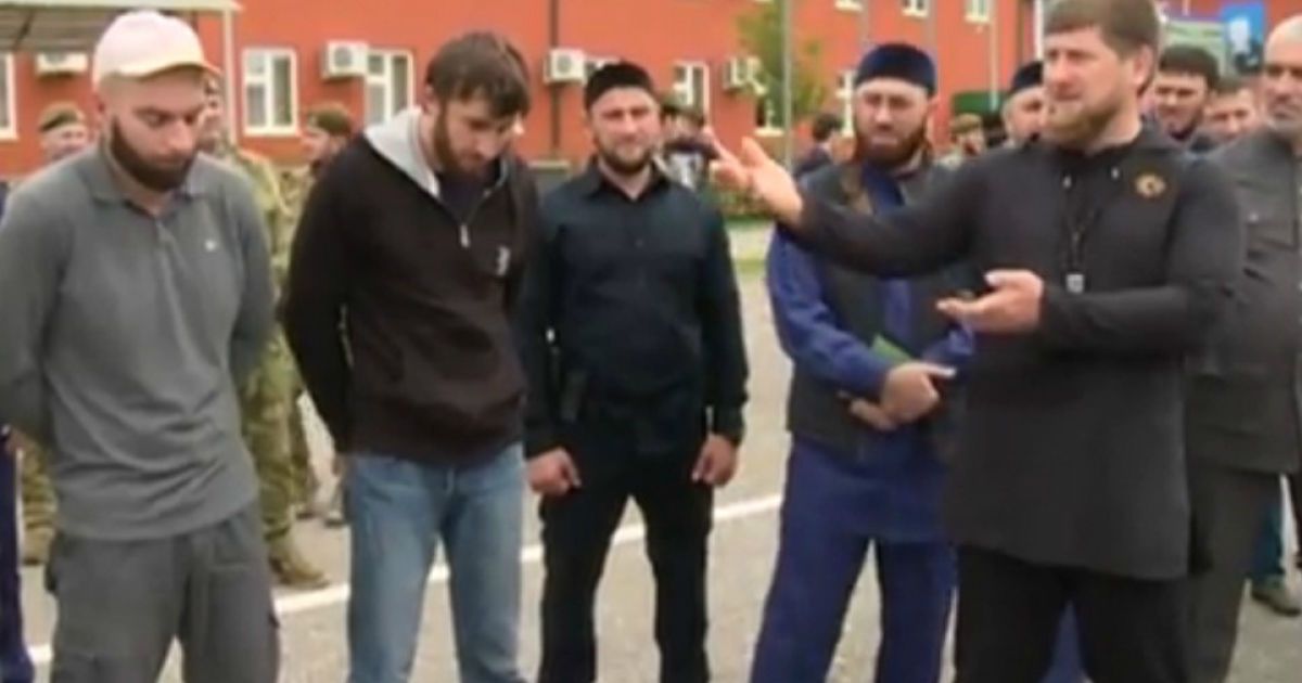 Кадыров выставил вербовщиков ИГИЛ на площади перед большим скоплением народа.