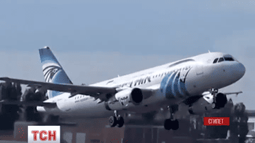 Продовжуються пошуки літака авіакомпанії EgyptAir та розслідування причин його падіння