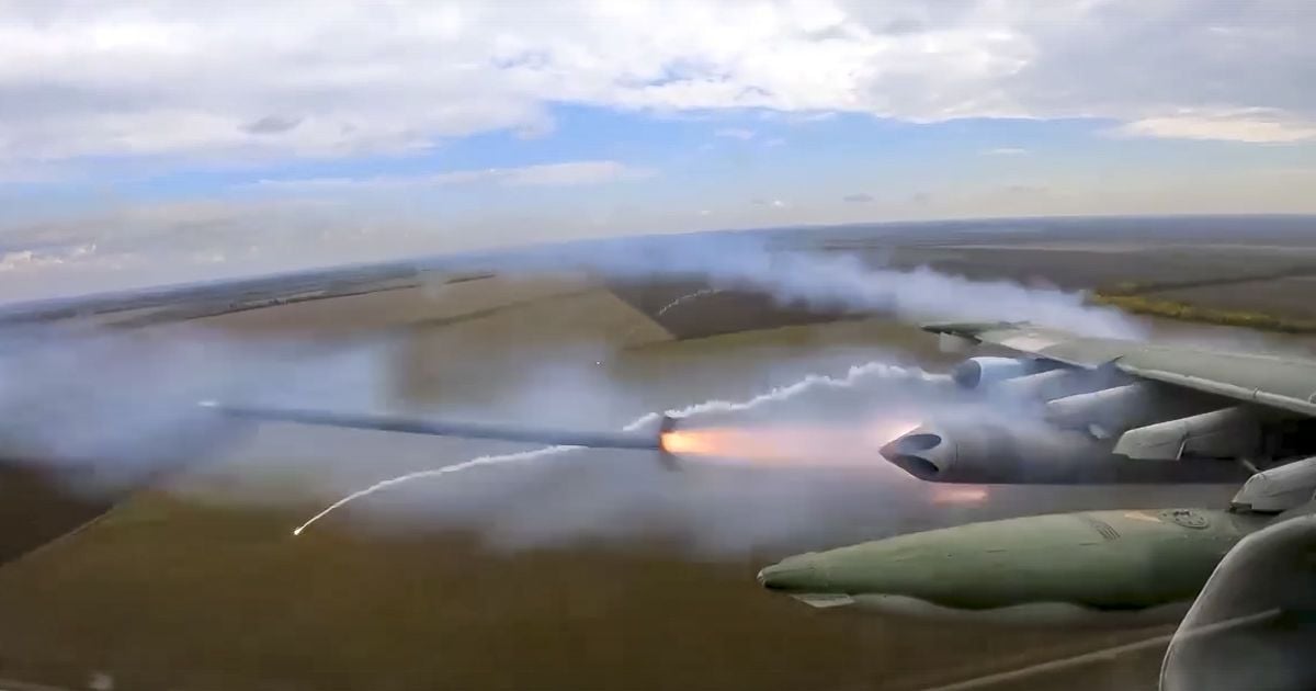 Російський Су-25 завдає удару