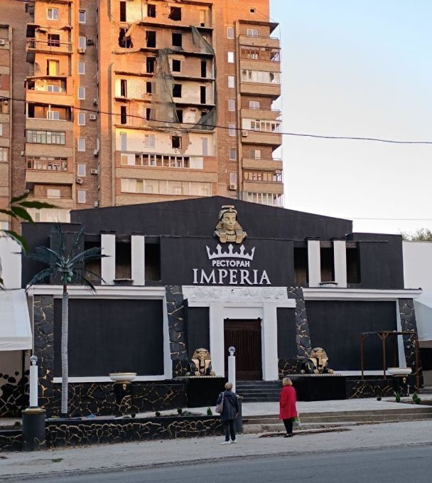 У розбомбленому Маріуполі з'явився ресторан із цинічною назвою / © 