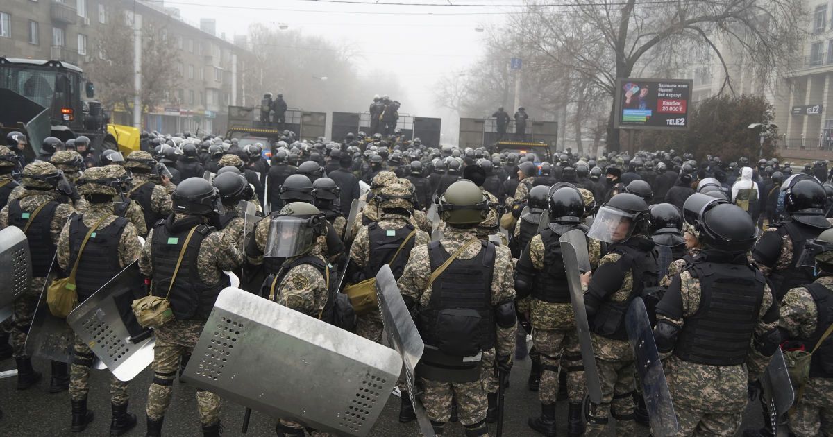 Що робити українцям, які "застрягли" в Казахстані: рекомендації МЗС