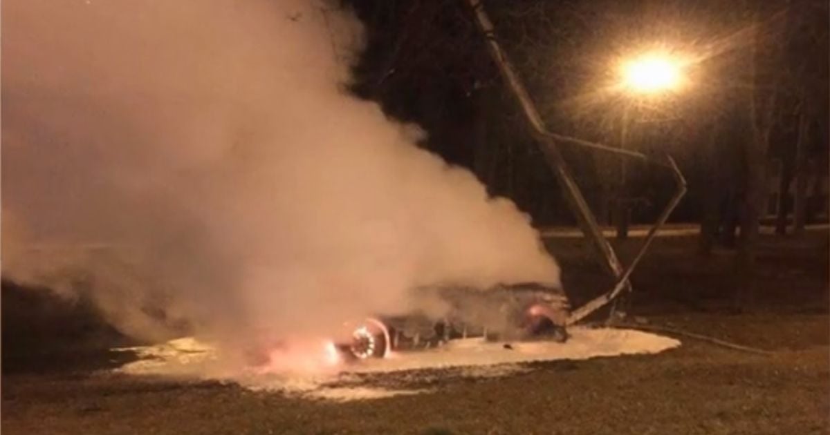 У Харкові авто на шаленій швидкості врізалося в стовп і згоріло вщент